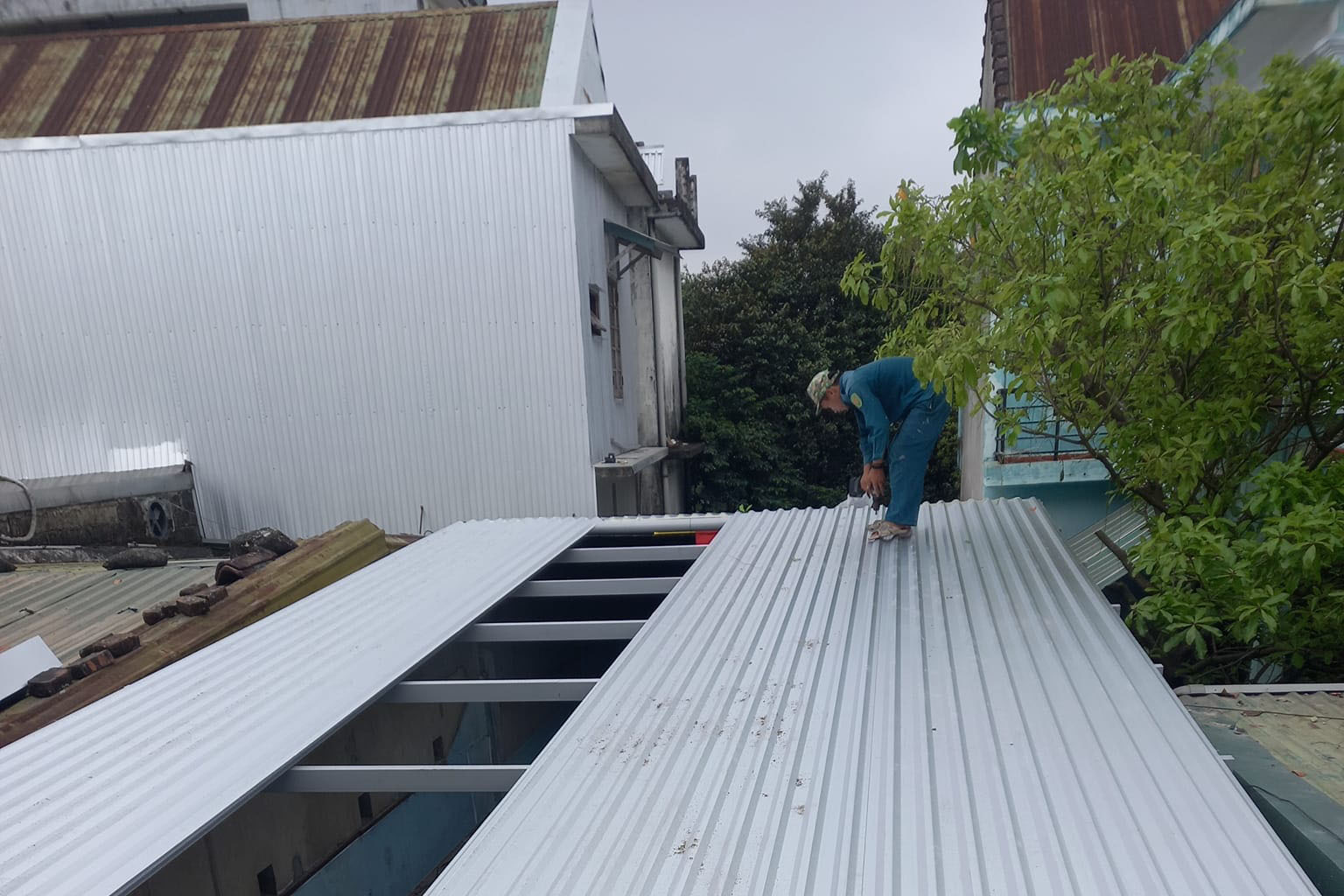 Sửa chữa thay mới mái tôn Bình Dương